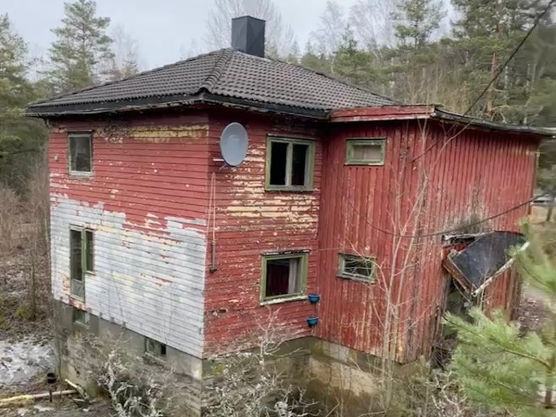 Rødt hus med flassende maling og slitt kledning, før rehabilitering
