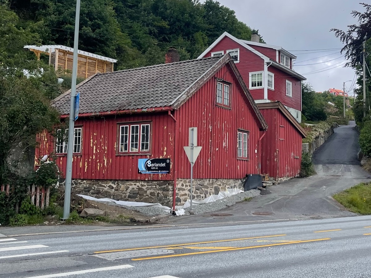 Rødt trehus fra 1800-tallet med slitt maling og gammelt tak før totalrenovering