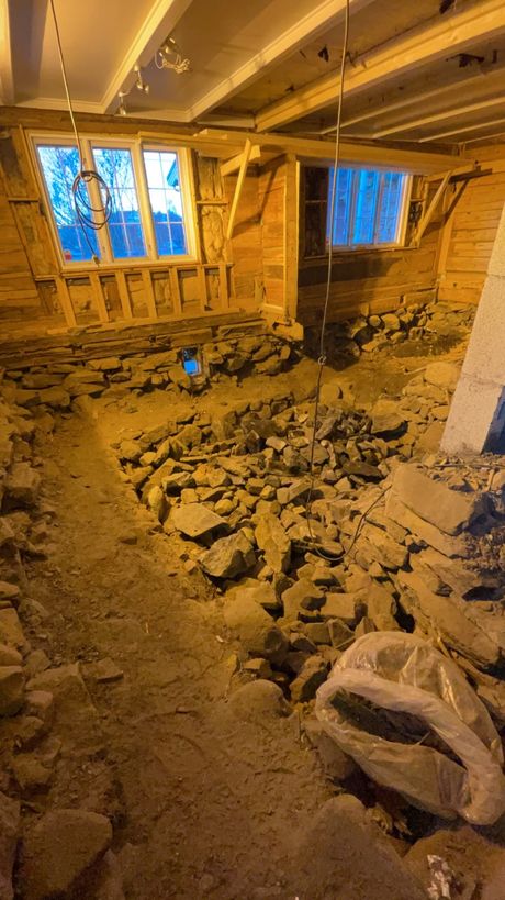 Krypkjelleren i trehuset åpnet: steinmasser og gammel grunnmur mellom tømmerveggene